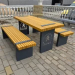 Piknika galds ar soliem no koka un metāla Tērvetes dabas parkā