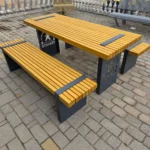 Tērvetes dabas parka logo uz metāla galda kājas zem koka virsmas