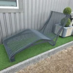 Ergonomisks metāla šezlongs ar viļņotu profilu