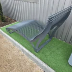 Metāla šezlongs ar robustu rāmi un izliekumu