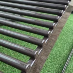 Brūna metāla šezlonga stieņu tuvplāns