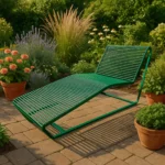 Zaļš metāla šezlongs uz balta fona.