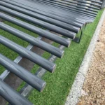 Metāla šezlonga sēdvietas stieņu tuvplāns