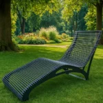 Metāla dārza šezlongs uz zāliena parkā