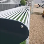 Nerūsējošā skrūve un metāla stienīšu sēdvirsma pilsētvides solam