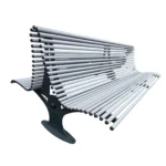 Sols ar metāla caurulītēm un plastmasas korķīšiem uz balta fona