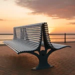 Metāla caurulīšu sols ar plastmasas korķīšiem pie jūras promenādes saulrietā