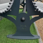 Centrālā metāla sola balsta tuvplāns ar RGR pluss logo