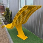 Dzeltenā metāla dārza sola aizmugure un ribotā konstrukcija