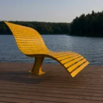 Dzeltenais metāla dizaina sols pie ezera uz koka terases