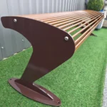 Nerūsējošā skrūve un metāla stienīši pilsētvides sola konstrukcijā