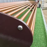 Brūns metāla sola balsts ar metāla stienīšu sēdvirsmu tuvplānā