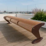 Mūsdienīgs metāla sols ar koka latām uz jumta terases