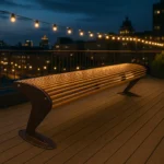 Apgaismots metāla stienīšu sols uz jumta terases vakarā