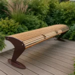 Diagonāls metāla stienīšu sola skats uz mākslīgā zāliena pie ēkas