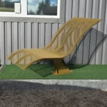 Atpūtas sols, priekšskats — sēdvirsma no metāla stienīšiem vienmērīgās atstarpēs