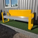 SC-30 parkā — sols publiskā atpūtas zonā pie celiņa