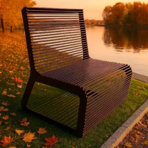 Metāla atpūtas krēsls ar stienīšiem, priekšskats saulrietā