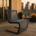 Metāla atpūtas krēsls ar stienīšiem uz jumta terases ar skatu uz pilsētu