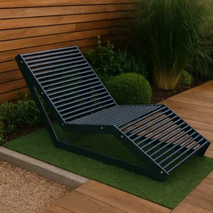 Metāla atpūtas sols dārzā uz terases seguma