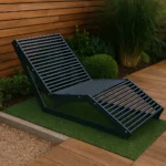 Metāla atpūtas sols dārzā uz terases seguma