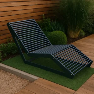Metāla atpūtas sols dārzā uz terases seguma