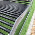 Metāla atpūtas sola noapaļota lamelu mala tuvplānā