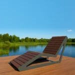 Metāla atpūtas sols ar koka dēļiem uz piestātnes pie ezera