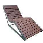 Metāla atpūtas sols ar koka sēdvirsmu uz balta fona