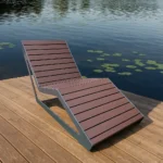 Atpūtas sols ar koka sēdvirsmu uz koka klāja pie ūdens