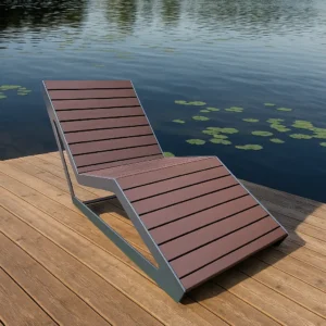 Atpūtas sols ar koka sēdvirsmu uz koka klāja pie ūdens