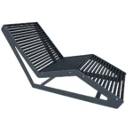 Metāla atpūtas sols izolēts uz balta fona