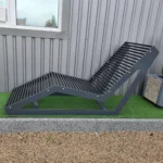 Metāla atpūtas sols sānskatā ar ergonomisku profilu