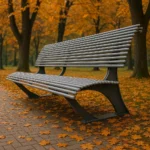 Metāla sols parkā rudens lapu ielokā