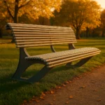 Metāla sols parkā saulrietā ar zelta gaismu