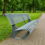 Metāla sols parkā gar bruģētu celiņu vasarā