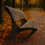 Sānskats uz metāla soli rudens alejā