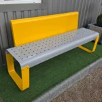 SC-29 parkā — sols celiņa malā publiskā atpūtas zonā